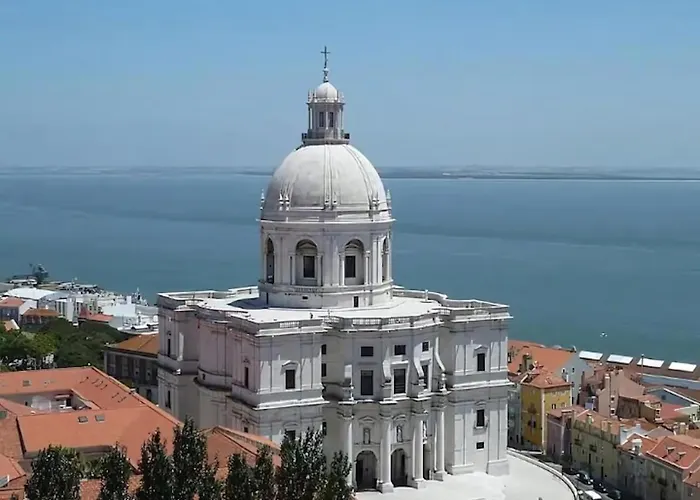 Stunning River View In Historic Alfama Apartment *