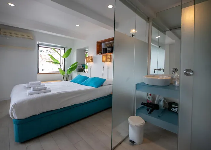 Stunning River View In Historic Alfama Apartment