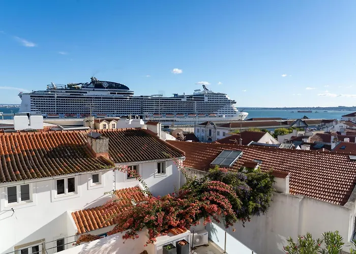 Stunning River View In Historic Alfama * Lissabon