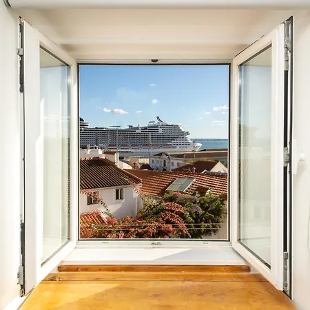 Stunning River View In Historic Alfama Lägenhet