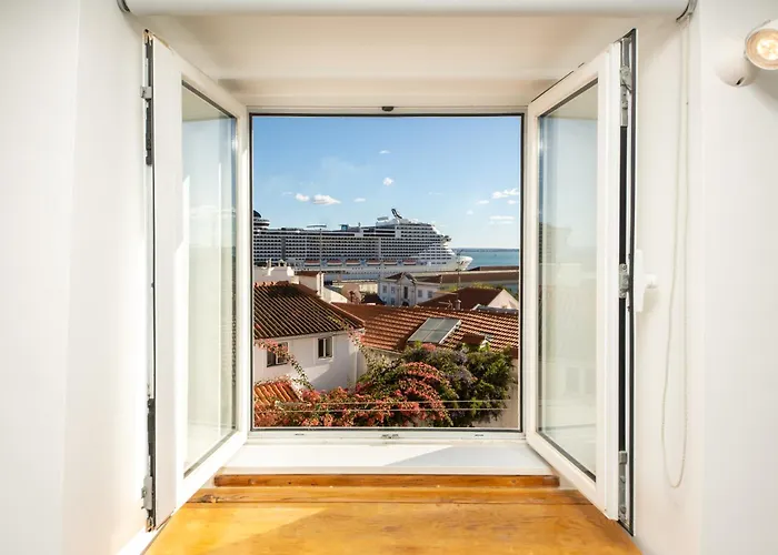 Stunning River View In Historic Alfama Apartment