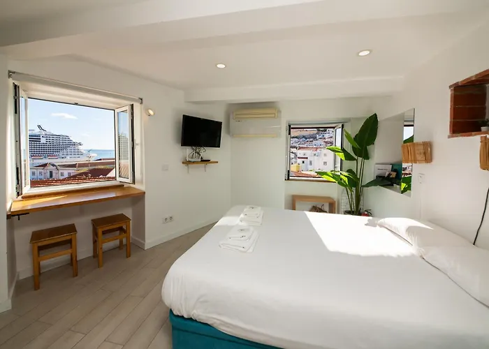 Apartment Stunning River View In Historic Alfama *